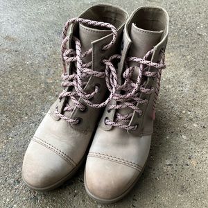 WOMEN'S JOAN OF ARCTIC
WEDGE I PDX BOOTIE Omega Taupe, Wet Sand size 10